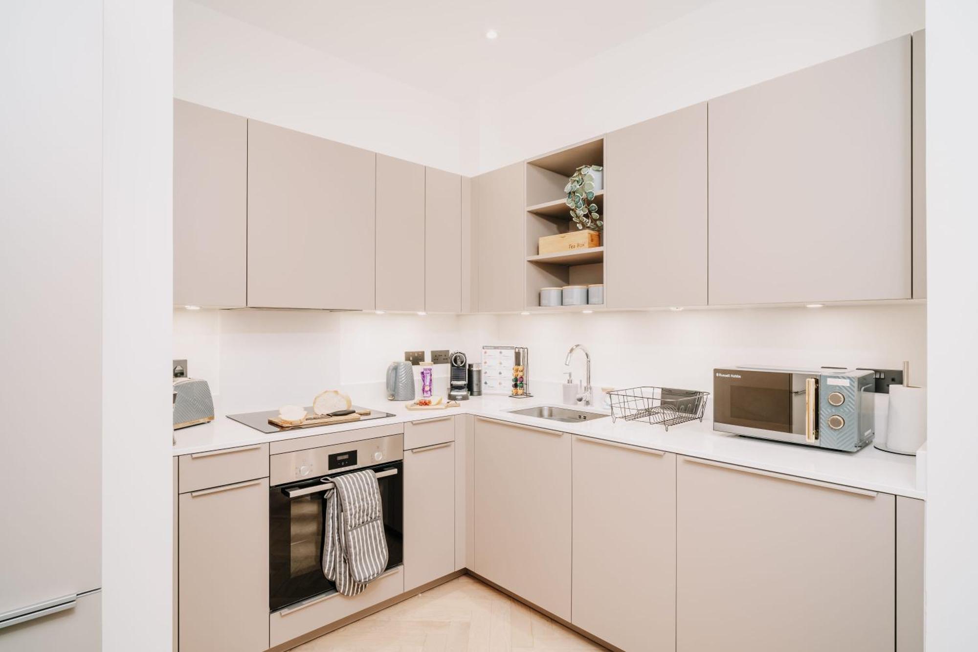 Historic Stunning Gem Parking Family Business Apartment *